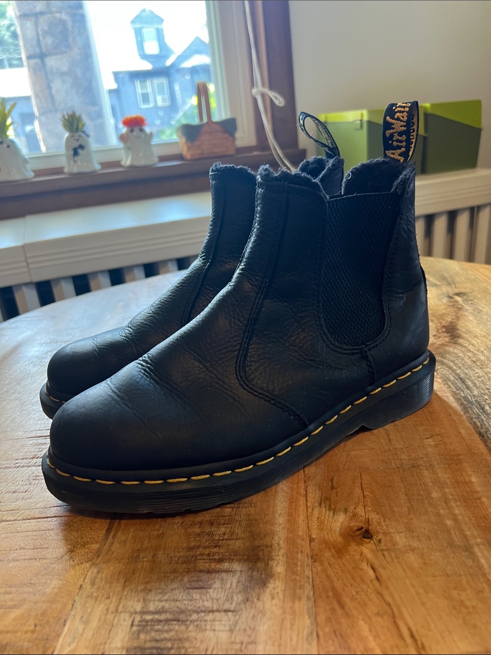 Dr. Martens Black Leather Chelsea Boots with Fuzzy Interior women’s size 7